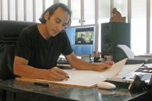 Il compositore Alexandre Desplat al lavoro