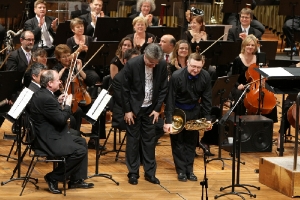 Christopher Gordon e il cornista Robert Johnson alla premiere di Lightfall for Horn and Orchestra