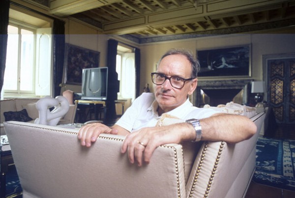 foto ennio morricone divano
