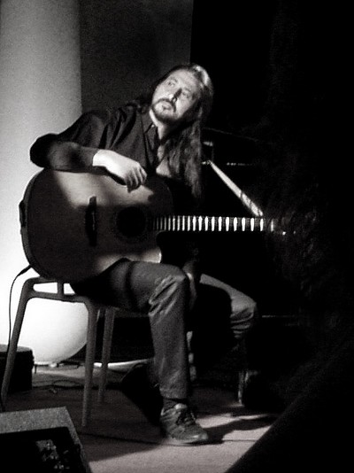 foto_riccardo_della_ragione_chitarra2.jpg