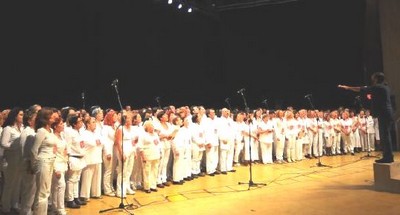 foto_riccardo_dirige_coro.jpg