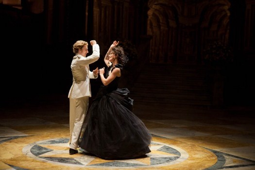 Aaron Johnson e Keira Knightley in "Anna Karenina" (2012)