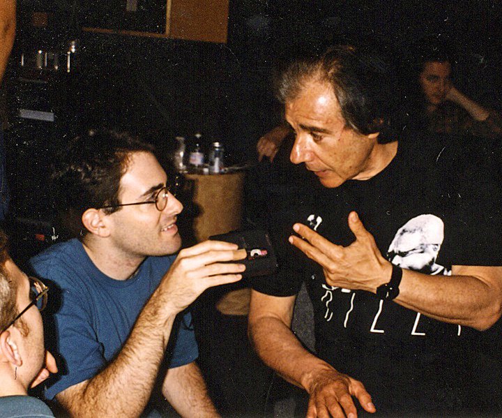 Lukas intervista Lalo Schifrin durante le sessioni di registrazione di "Rush Hour" (1998)