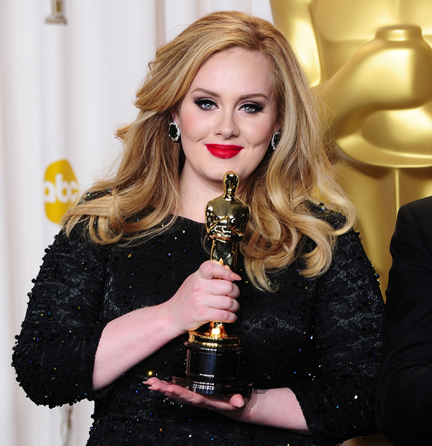 La cantante Adele con l'Oscar per la canzone "Skyfall" (foto: PA Images/Ian West/PA Wire)