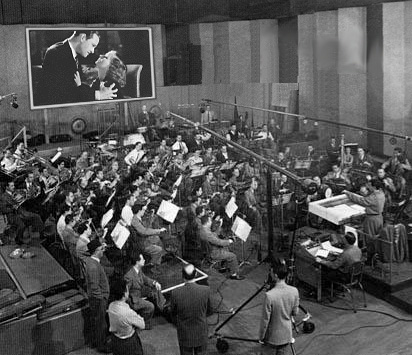 Miklos Rozsa dirige l'orchestra della Warner Bros negli anni '40