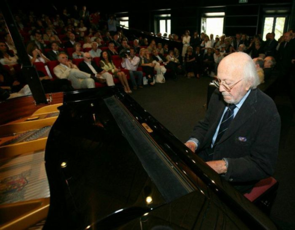Trovajoli durante un recente concerto presso l'Università di Roma (foto: Repubblica.it)