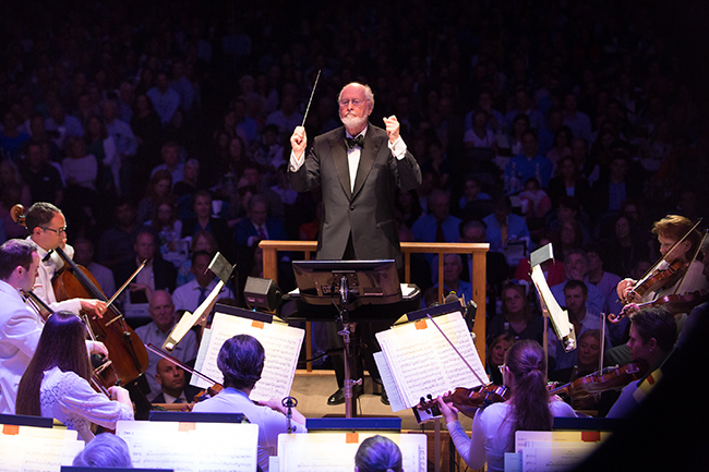 John Williams dirige i Boston Pops nel concerto Film Night alla SymphonyHall (Foto di Michael Blanchard)