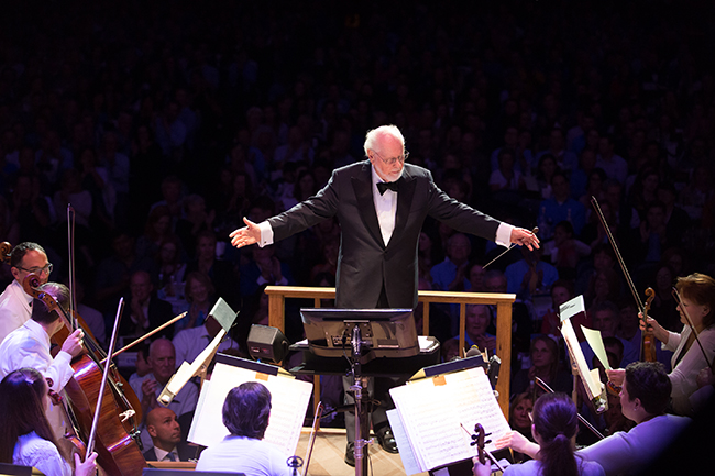 John Williams dirige i Boston Pops nel concerto Film Night alla SymphonyHall (Foto di Michael Blanchard)