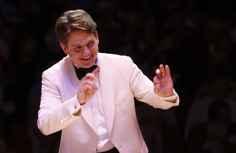 Keith Lockhart conducts the Boston Pops (Photo by Winslow Townson)