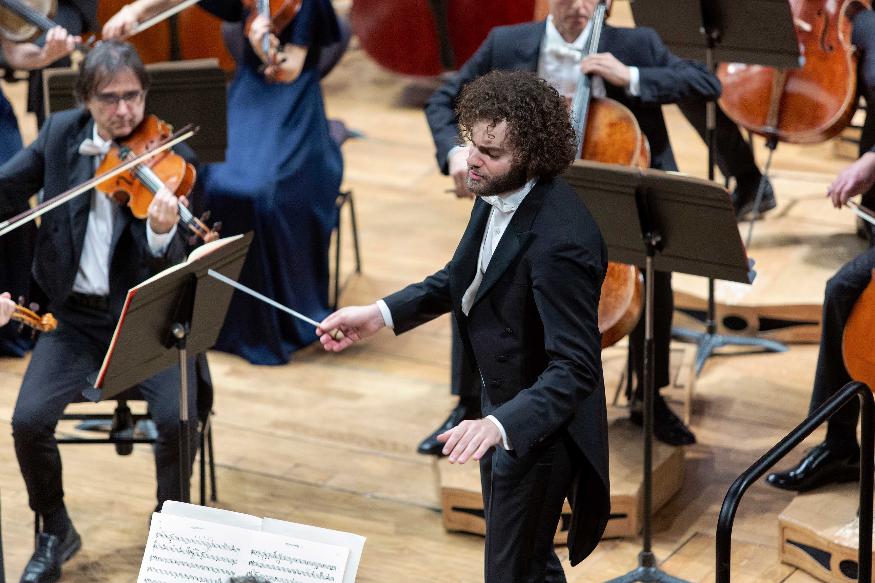 Tjeknavorian dirige l Orchestra Sinfonica di Milano in Schumann Sostakovic con Fliedl al violoncello foto Angelica Concari 20