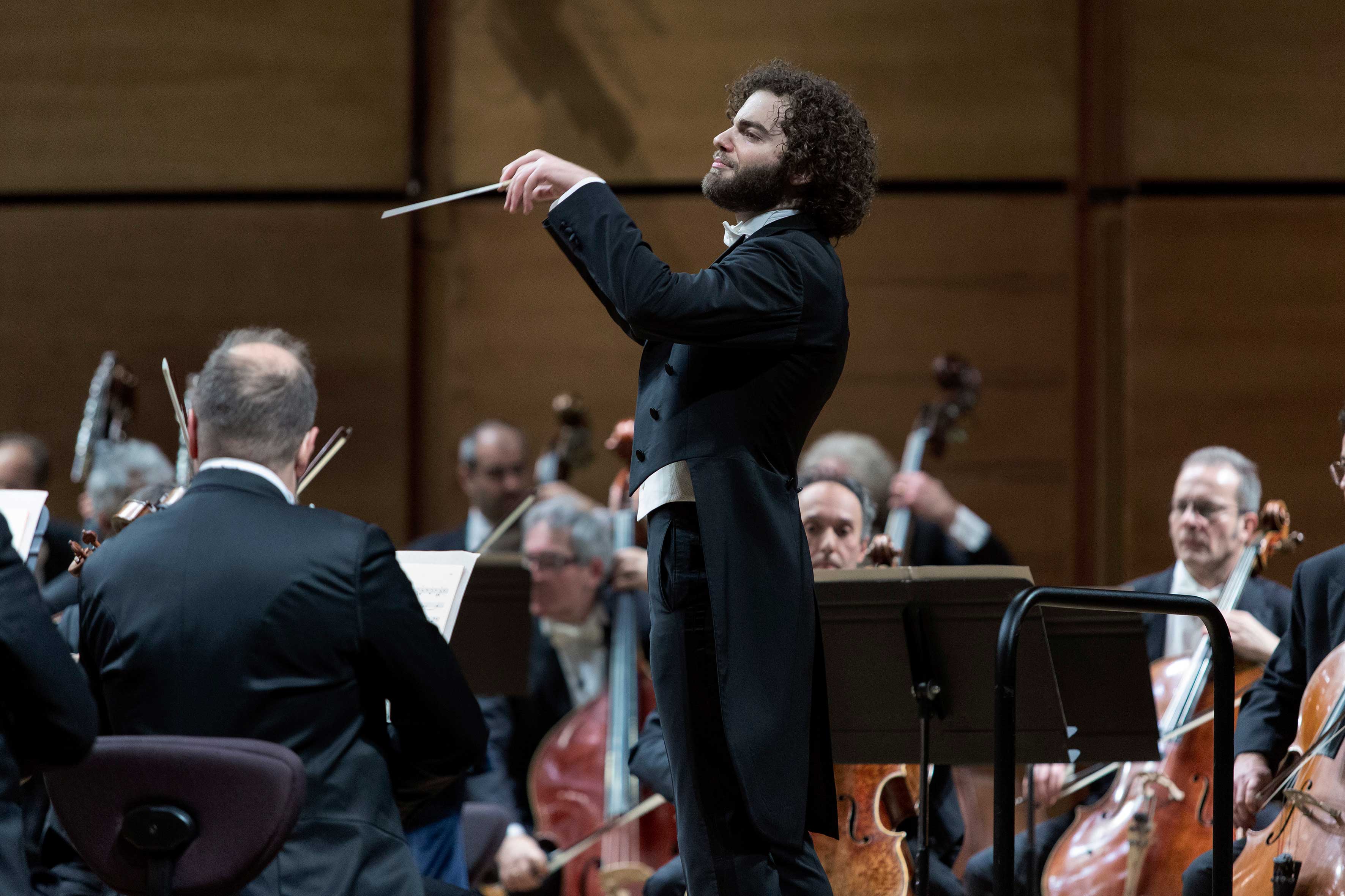 Tjeknavorian dirige l Orchestra Sinfonica di Milano in Schumann Sostakovic con Fliedl al violoncello foto Angelica Concari 24