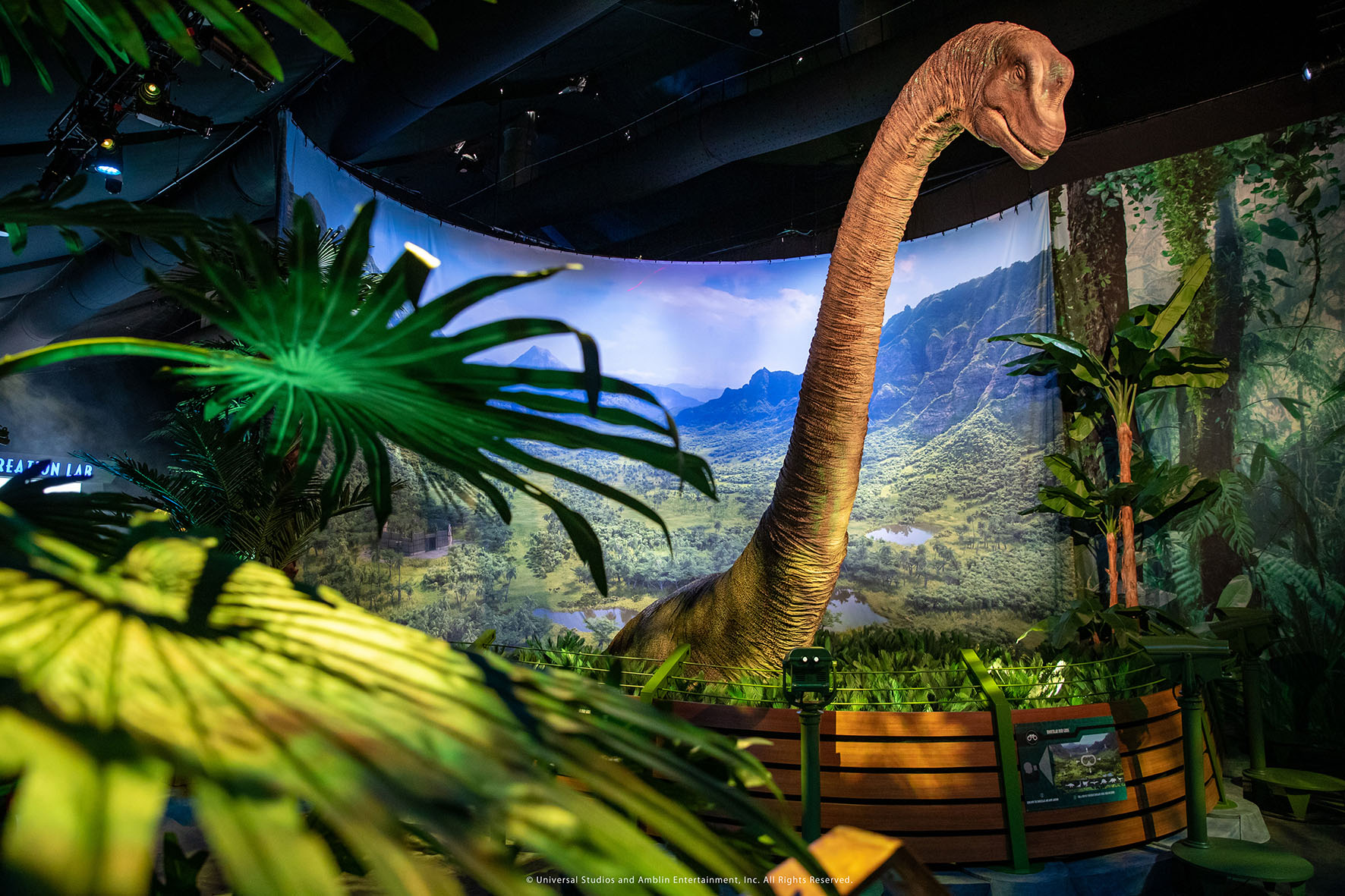 foto mostra jurassic world milano 2