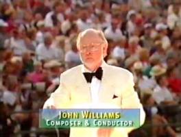 Williams dirige l'orchestra durante la cerimonia di Atlanta 96