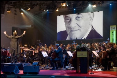 Dirk Brossè dirige la Brussels Philarmonic Orchestra
