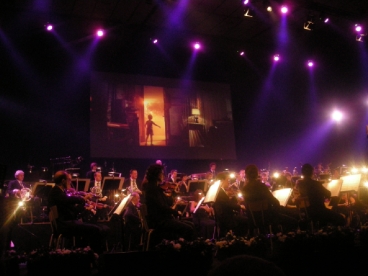 L'orchestra esegue la suite da Incontri ravvicinati del terzo tipo)