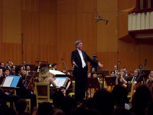 Alan Silvestri on the podium of Teatro Monumental in Madrid (Photo by Pietro Rustichelli)