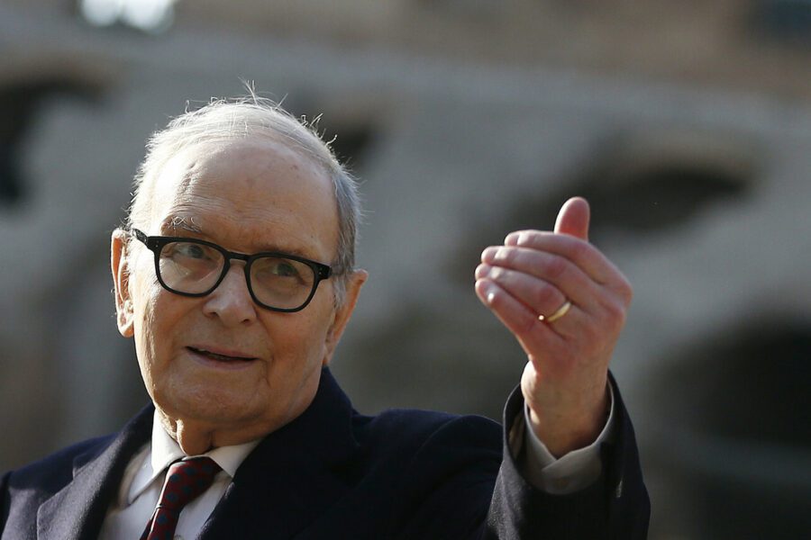 foto ennio morricone sorridente gesto