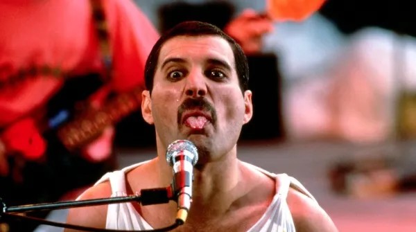foto freddie mercury linguaccia