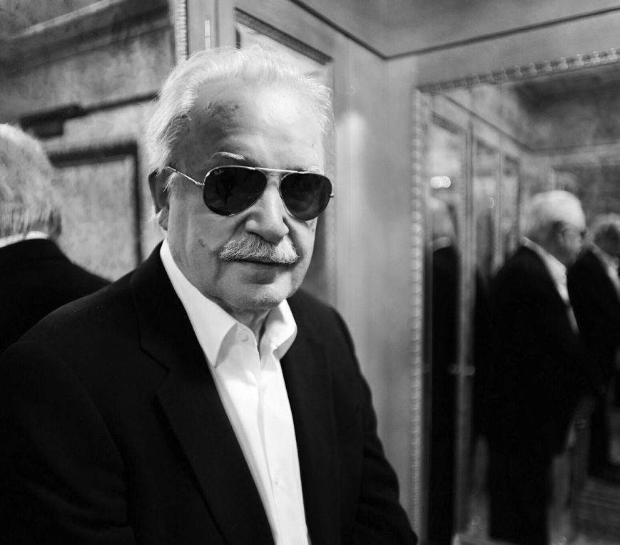 foto giorgio moroder anziano specchio