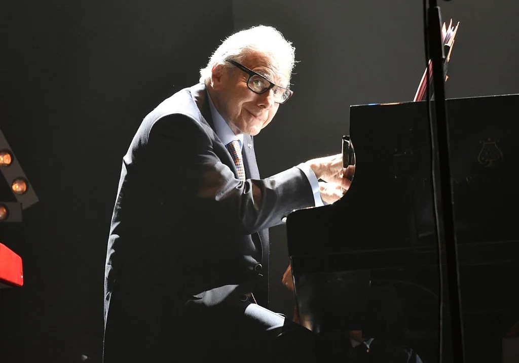 foto lalo schifrin anziano piano