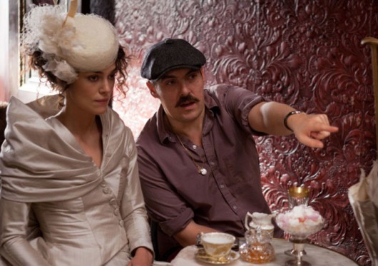 Keira Knightley e il regista Joe Wright sul set