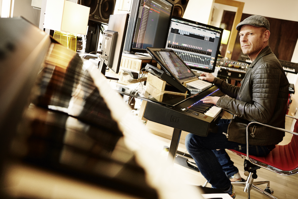 Tom "Junkie XL" Holkenborg nel suo studio