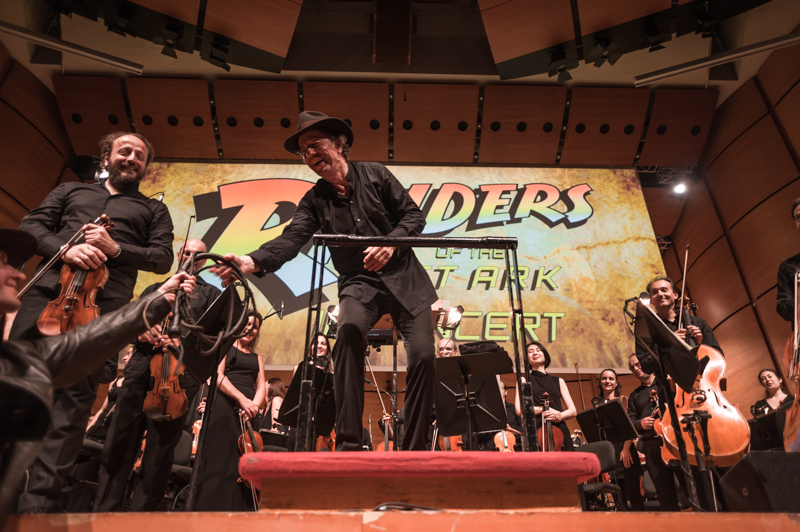 Il maestro van Tiel riceve frusta e cappello di Indy al termine del concerto