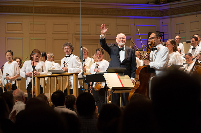 John Williams saluta il pubblico al termine del concerto (Foto di Michael Blanchard)