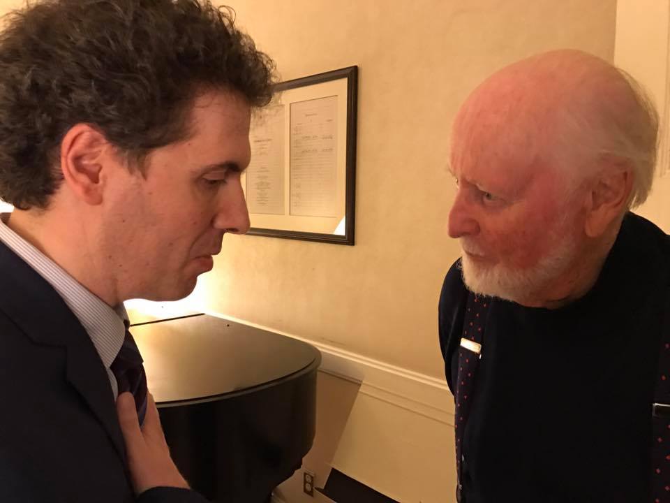 Il pianista Simone Pedroni e il Maestro Williams in conversazione ( Foto di Elisa Petrarulo)