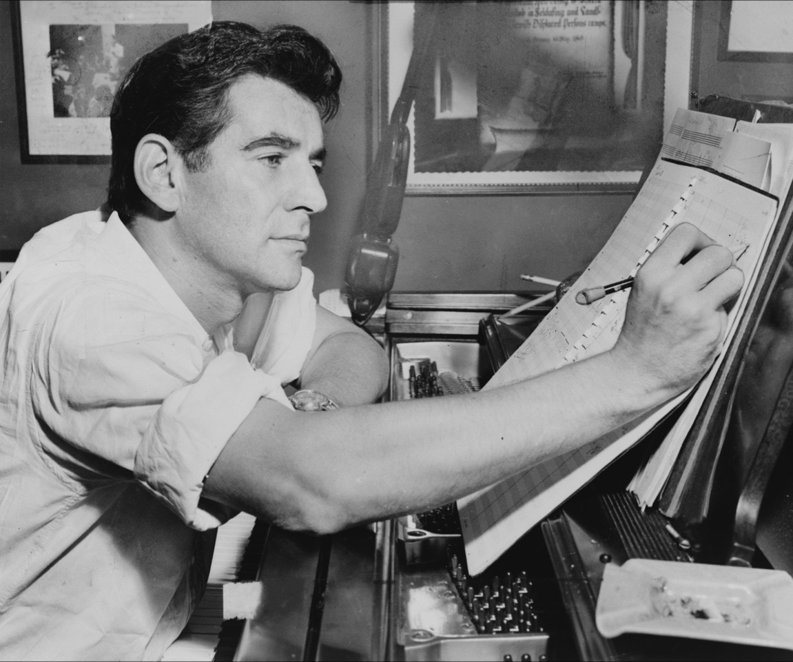 foto leonard bernstein spartito